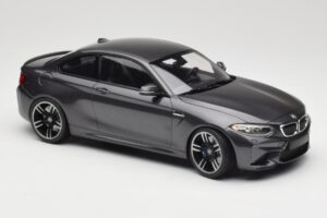 BMW M2 F87 Grey Metallic Minichamps 1:18 155026102 Kov – obrázek 4 z 6