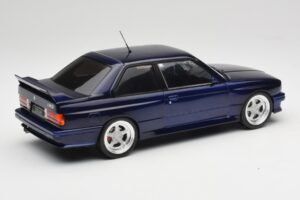 BMW M3 E30 Macau Blue IXO 1:18 18CMC122 Kov – obrázek 2 z 6