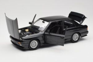 BMW M3 E30 Black Metallic Minichamps 1:18 180020306 Kov – obrázek 2 z 8