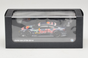 BMW M4 #18 Red Bull A. da Costa BMW Team RBM DTM 2014 Minichamps 1:43 80422364863 Kov – obrázek 5 z 5