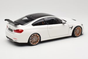 BMW M4 F82 GTS Alpine White Minichamps 1:18 110025221 Kov – obrázek 3 z 8