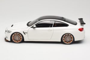 BMW M4 F82 GTS Alpine White Minichamps 1:18 110025221 Kov – obrázek 4 z 8