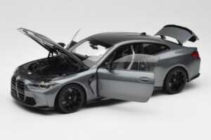 BMW M4 G82 Šedý Metallic Minichamps 1:18 113020124 Kov – obrázek 2 z 8