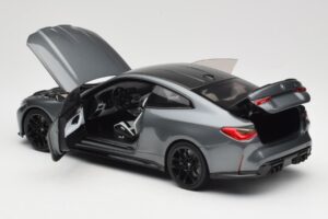 BMW M4 G82 Šedý Metallic Minichamps 1:18 113020124 Kov – obrázek 7 z 8