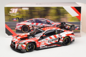 BMW M4 GT3 LMGT3 #31 D. Leung / S. Gelael / A. Farfus Team WRT 2nd Place 24 Hours of Le Mans 2024 Minichamps 1:18 113242431 K – obrázek 8 z 8