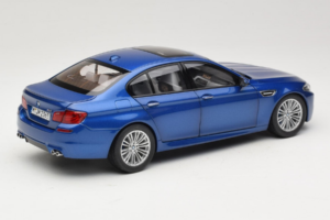 BMW M5 F10 Monte Carlo Blue Paragon 1:18 80432186352 Kov – obrázek 3 z 8