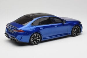 BMW M5 G90 Marina Bay Blue Metallic GT Spirit 1:18 GT507 Pryskyřice – obrázek 2 z 6
