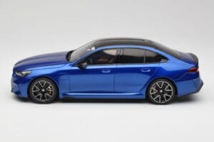 BMW M5 G90 Marina Bay Blue Metallic GT Spirit 1:18 GT507 Pryskyřice – obrázek 3 z 6