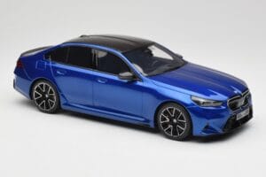 BMW M5 G90 Marina Bay Blue Metallic GT Spirit 1:18 GT507 Pryskyřice – obrázek 4 z 6
