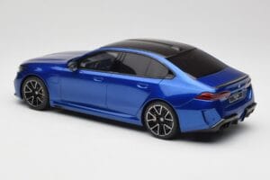 BMW M5 G90 Marina Bay Blue Metallic GT Spirit 1:18 GT507 Pryskyřice – obrázek 5 z 6