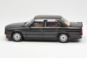 BMW M535i E28 Diamond Černý AUTOart 1:18 75162 Kov – obrázek 4 z 8