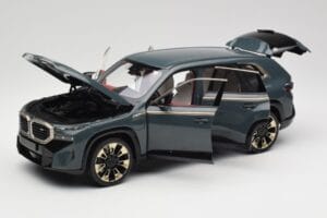 BMW XM G09 Isle of Man Green Minichamps 1:18 110023300 Kov – obrázek 2 z 8