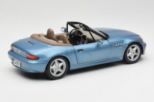 BMW Z3 E36/7 James Bond Goldeneye Modrá Metalíza UT Models 1:18 180024336 Kov – obrázek 3 z 8