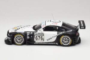 BMW Z4 #676 H. Stuck / J. Hennerici / D. Hurtgen Team Schubert Nürburgring 24 Hours 2006 AUTOart 1:18 80649 Kov – obrázek 3 z 6