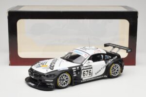 BMW Z4 #676 H. Stuck / J. Hennerici / D. Hurtgen Team Schubert Nürburgring 24 Hours 2006 AUTOart 1:18 80649 Kov – obrázek 6 z 6