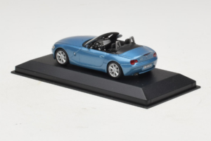 BMW Z4 E85 Kabriolet Light Blue Metallic Minichamps 1:43 BMW016 Kov – obrázek 3 z 4