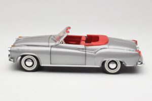 Borgward Isabella Kabriolet Stříbrný Revell 1:18 8411 Kov – obrázek 4 z 8
