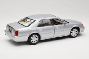 Cadillac DeVille DTS Maisto 1:18 56061 Kov – obrázek 3 z 8