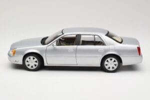 Cadillac DeVille DTS Maisto 1:18 56061 Kov – obrázek 4 z 8