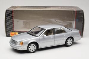Cadillac DeVille DTS Maisto 1:18 56061 Kov – obrázek 8 z 8
