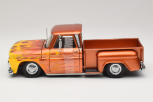 Chevrolet C-10 Stepside Pickup Lowrider Oranžový s Plamenem Sun Star 1:18 1392 Kov – obrázek 3 z 6