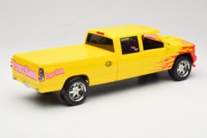 Chevrolet C2500 Silverado Pussy Wagon From Kill Bill Žlutý GreenLight 1:18 19015 Kov – obrázek 2 z 6