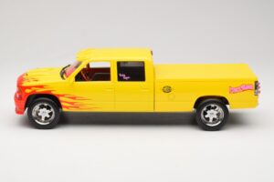 Chevrolet C2500 Silverado Pussy Wagon From Kill Bill Žlutý GreenLight 1:18 19015 Kov – obrázek 3 z 6