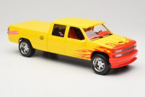 Chevrolet C2500 Silverado Pussy Wagon From Kill Bill Žlutý GreenLight 1:18 19015 Kov – obrázek 4 z 6