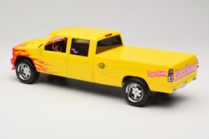 Chevrolet C2500 Silverado Pussy Wagon From Kill Bill Žlutý GreenLight 1:18 19015 Kov – obrázek 5 z 6