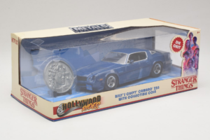 Chevrolet Camaro Z28 Stranger Things With Collectible Coin Metals Diecast 1:24 31110 Kov – obrázek 2 z 3