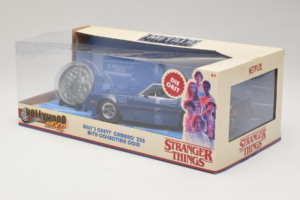 Chevrolet Camaro Z28 Stranger Things With Collectible Coin Metals Diecast 1:24 31110 Kov – obrázek 3 z 3