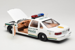 Chevrolet Caprice Metro Dade Policie UT Models 1:18 21024 Kov – obrázek 5 z 8