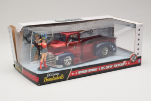 Chevrolet COE Pickup Wonder Woman With Figure Metals Diecast 1:24 30453 Kov – obrázek 2 z 3