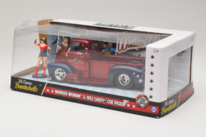 Chevrolet COE Pickup Wonder Woman With Figure Metals Diecast 1:24 30453 Kov – obrázek 3 z 3