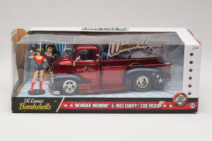Chevrolet COE Pickup Wonder Woman With Figure Metals Diecast 1:24 30453 Kov