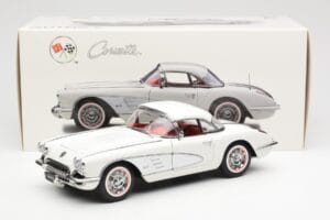 Chevrolet Corvette C1 Spider Hard Top Snowcrest Bílý AUTOart 1:18 71147 Kov – obrázek 8 z 8