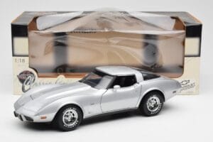 Chevrolet Corvette C3 Stříbrný UT Models 1:18 21072 Kov – obrázek 8 z 8