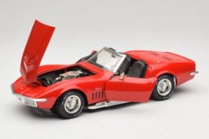 Chevrolet Corvette C3 Kabriolet Červený Revell 1:18 8833-P1 Kov – obrázek 2 z 8
