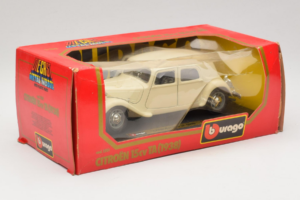Citroen 15CV Traction Avant Béžový Bburago 1:24 1501-B1 Kov – obrázek 2 z 3