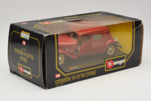 Citroen 15CV TA Červený Bburago 1:24 1501 Kov – obrázek 2 z 3