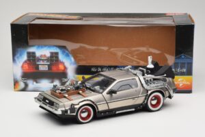 DeLorean DMC-12 Back to the Future Part III Sun Star 1:18 2712 Kov – obrázek 8 z 8