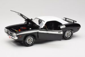 Dodge Challenger R/T Černý & Bílý ERTL 1:18 36549 Kov – obrázek 2 z 8