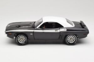 Dodge Challenger R/T Černý & Bílý ERTL 1:18 36549 Kov – obrázek 4 z 8