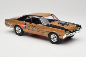 Oldsmobile 442 Hurst Hairy Olds Twin-Engine 4WD 1966 Highway 61 1:18 50089 Kov – obrázek 6 z 8