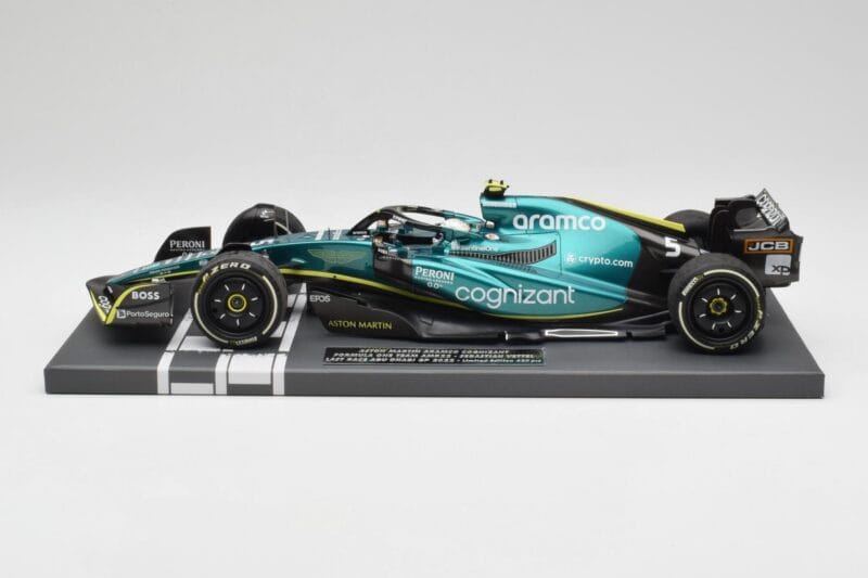 Aston Martin AMR22 Aramco #5 S. Vettel Abu Dhabi GP 2022 Last Race Collector's Edition Minichamps 1:18 117222205 Pryskyřice