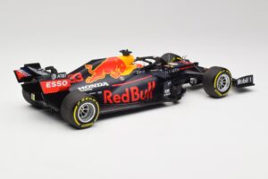 Aston Martin Red Bull Racing RB16 #33 M. Verstappen Abu Dhabi GP Winner 2020 Minichamps 1:18 110201733 Kov – obrázek 2 z 7