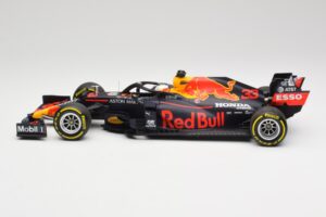 Aston Martin Red Bull Racing RB16 #33 M. Verstappen Abu Dhabi GP Winner 2020 Minichamps 1:18 110201733 Kov – obrázek 3 z 7