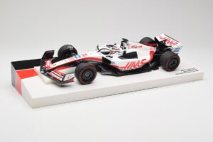 Haas VF-22 #20 K. Magnussen Pole Position Brazil GP 2022 Minichamps 1:18 147222120 Kov – obrázek 2 z 7