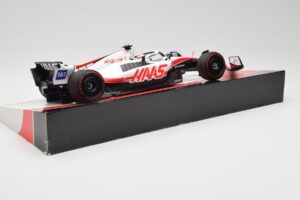 Haas VF-22 #20 K. Magnussen Pole Position Brazil GP 2022 Minichamps 1:18 147222120 Kov – obrázek 3 z 7