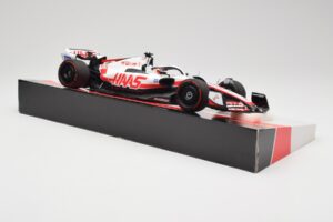 Haas VF-22 #20 K. Magnussen Pole Position Brazil GP 2022 Minichamps 1:18 147222120 Kov – obrázek 4 z 7